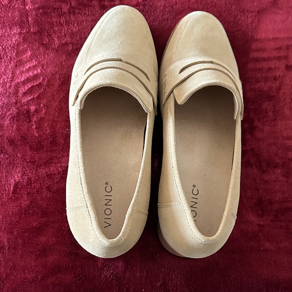 Vionic Women's Cream Loafers